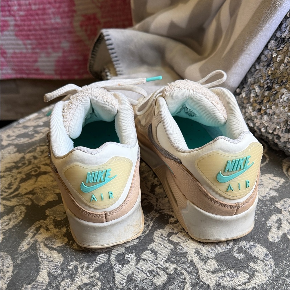 Nike Women’s Beige and Light Gray Sneakers with Teal Accents - Picture 5 of 8